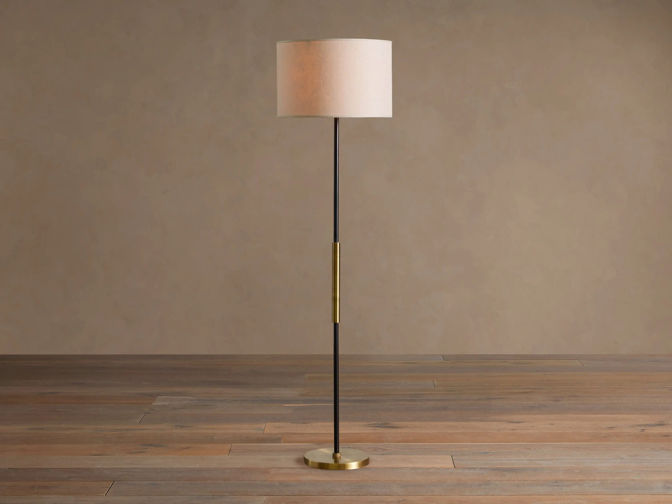 663507L054KT_RTFF260120 GV Modern Brass Lamp with Linen Shade - Image 1